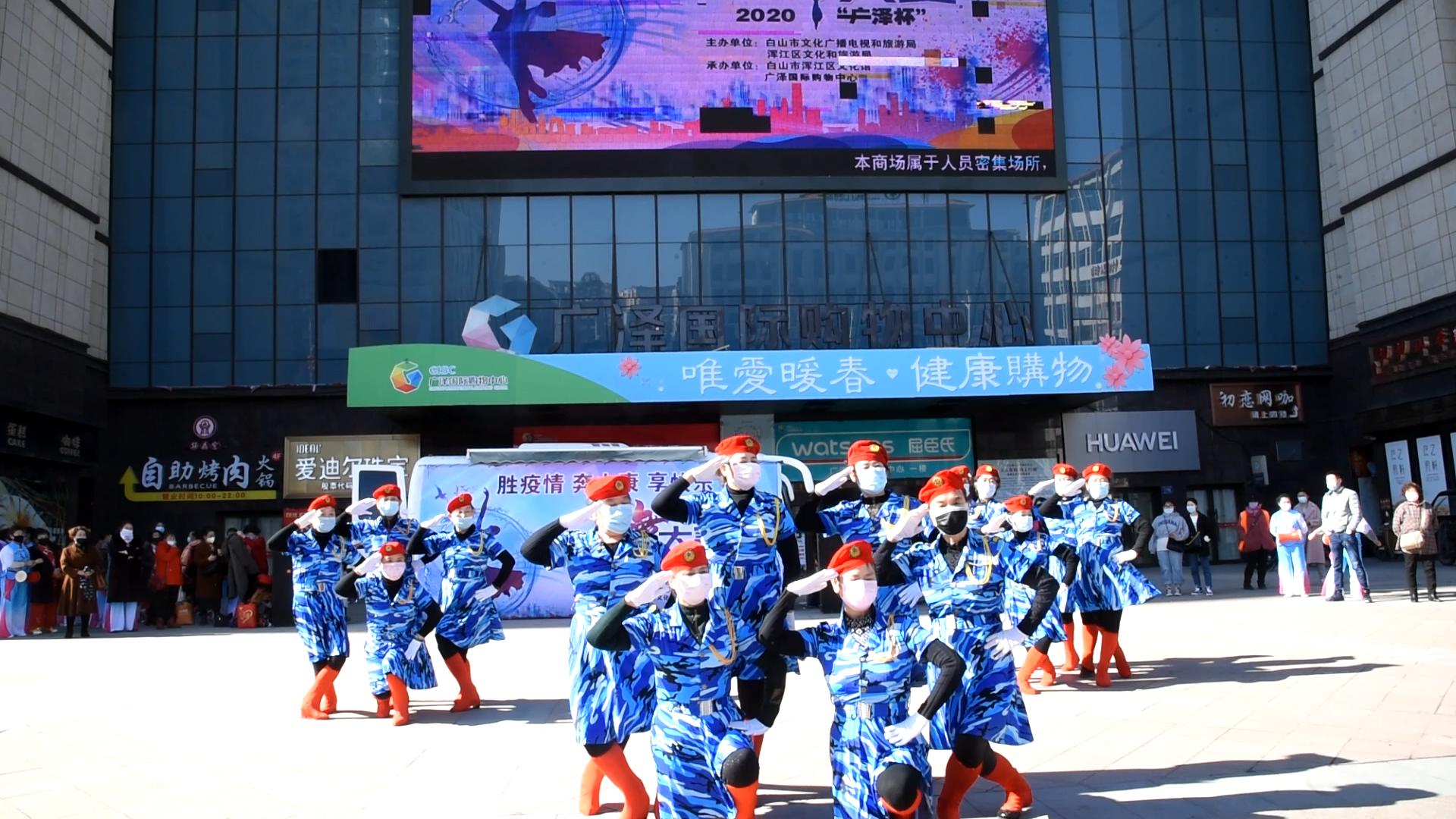 三工地社区女兵走在大街上_20200329210612